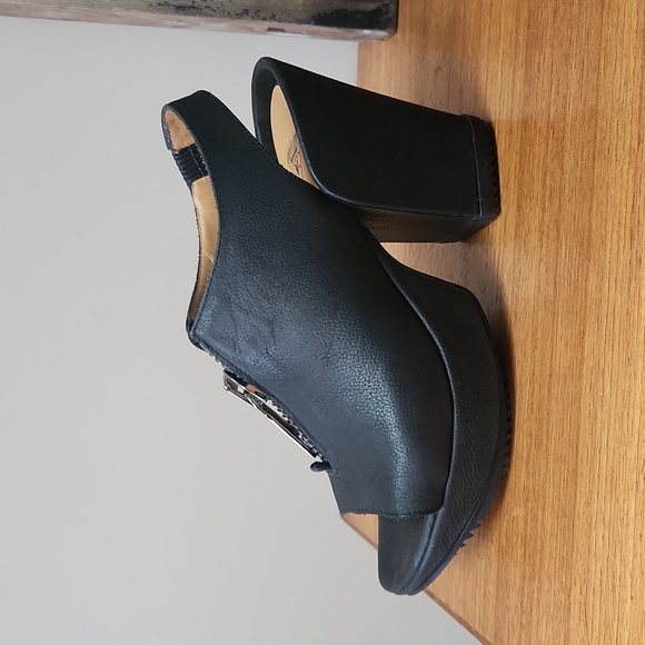 John Fluevog Prepare 2.0 Zip Sandals with open toes. - Picture 2 of 10